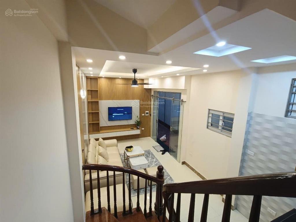 Nhà hiếm  cầu giấy nhỉnh 8 tỷ, dt 36m, giá chỉ 200tr/m ô tô đỗ cửa, cách mặt phố cầu giấy 5m