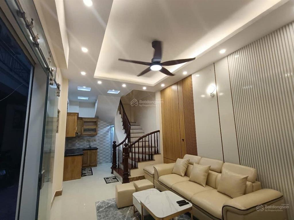 Nhà hiếm  cầu giấy nhỉnh 8 tỷ, dt 36m, giá chỉ 200tr/m ô tô đỗ cửa, cách mặt phố cầu giấy 5m