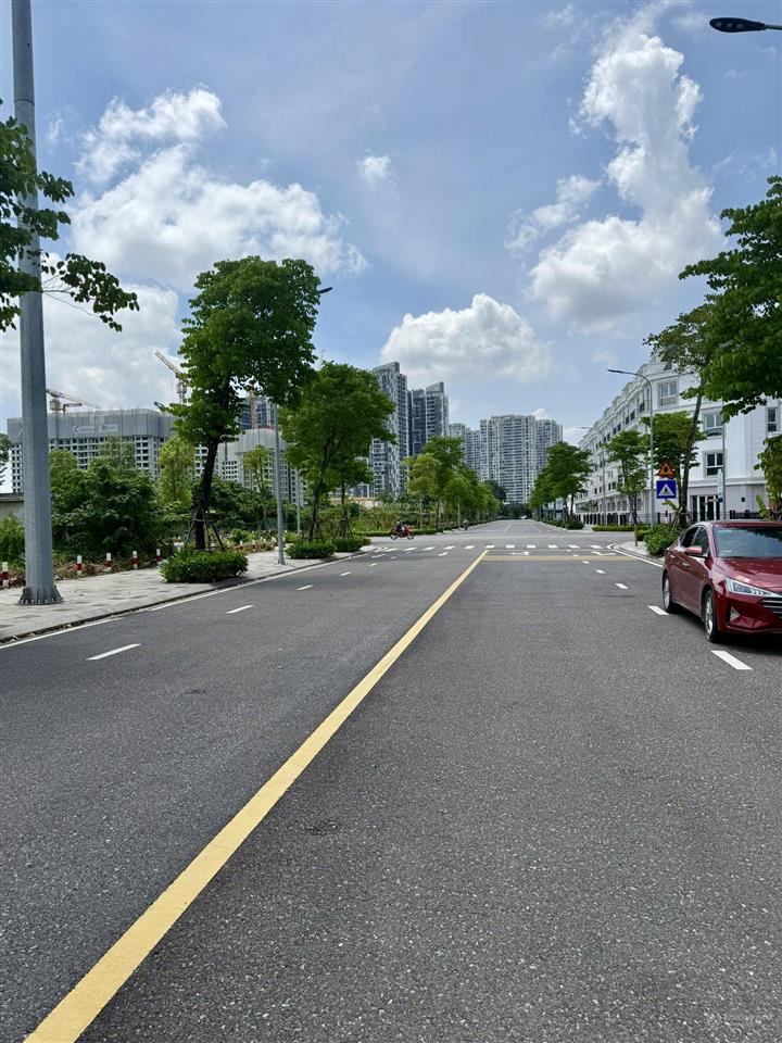 Hàng hiếm căn xẻ khe ban trắng đường 22m, đối diện ga metro số 8 tại eurowindow twin parks gia lâm