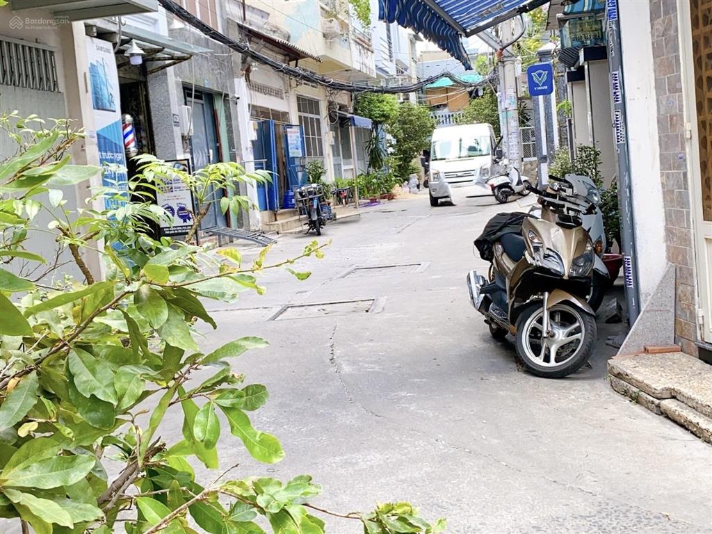 Cách mạng tháng 8 quận 10 hai mặt đường xe hơi gần ngã 6 dân chủ.