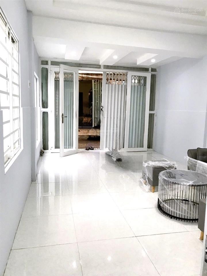 Cách mạng tháng 8 quận 10 hai mặt đường xe hơi gần ngã 6 dân chủ.