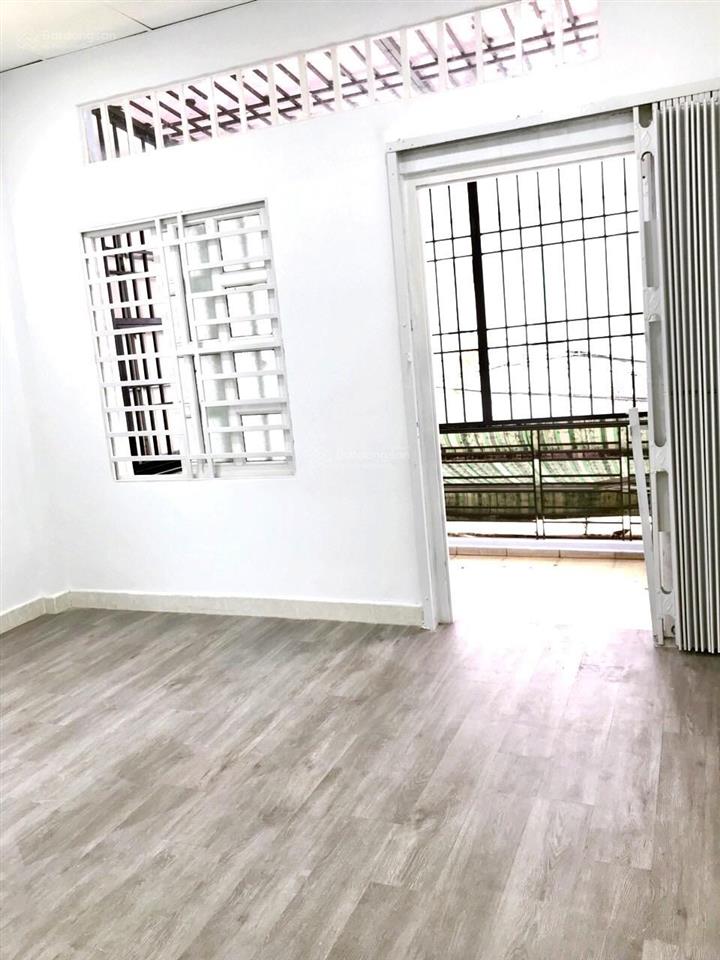 Cách mạng tháng 8 quận 10 hai mặt đường xe hơi gần ngã 6 dân chủ.