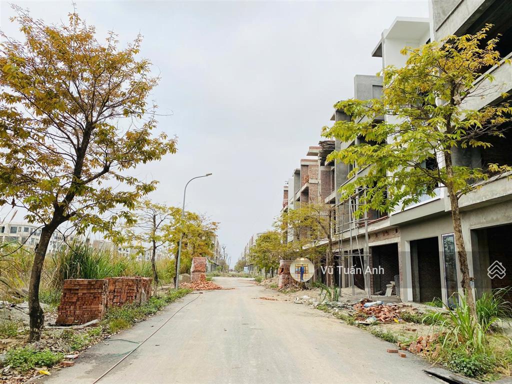 Bán căn oiii.17 diện tích 75m2  2 mặt thoáng, ngay công viên, đường thông ra trục 31m