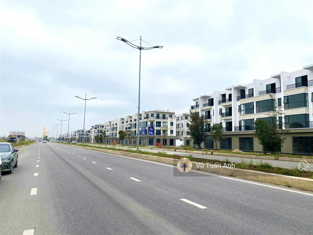 Bán căn oiii.17 diện tích 75m2  2 mặt thoáng, ngay công viên, đường thông ra trục 31m