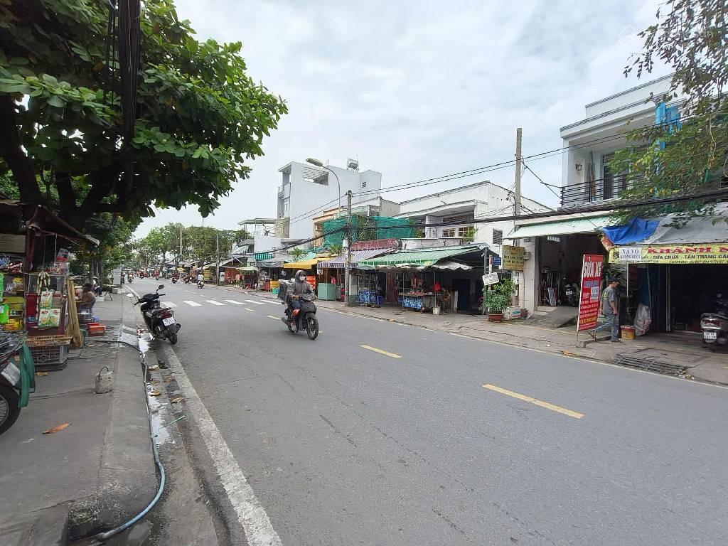 Nhà 2 tầng dt109m ,mặt phố 20m gần trường học nhà thờ và chợ rất sầm uất