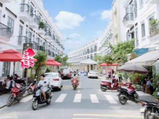 Bán nhà mặt tiền bùi thị xuân  tân bình  dĩ an  bình dương. xe hơi ngủ trong nhà  mặt tiền đườn