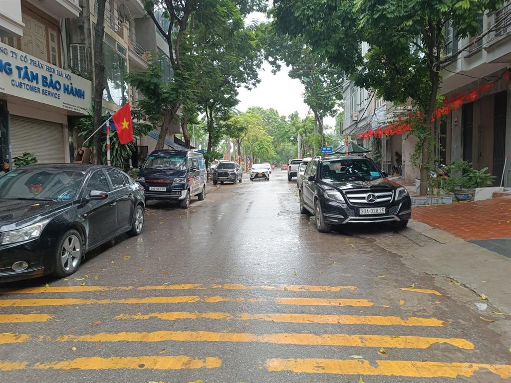 Bùi huy bích, phân lô vỉa hè, ôtô tránh  dt 400m2  mặt tiền 20m  chỉ 100 tỷ sổ đỏ vuông nét