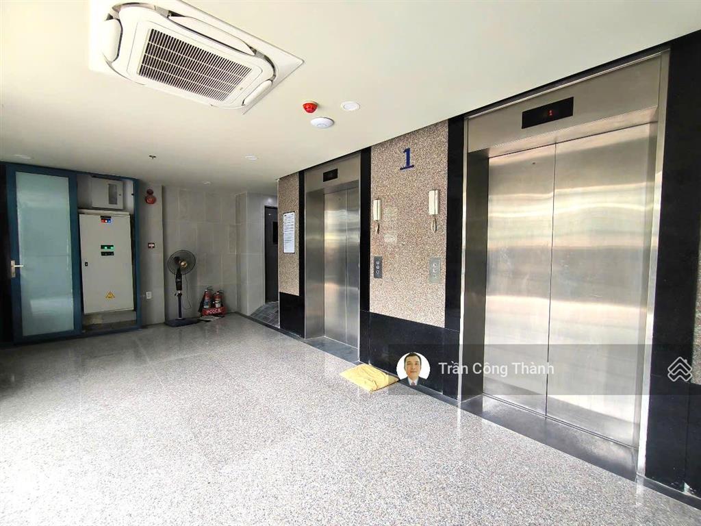 Văn phòng 131m2 giá 30,5 triệu/tháng full nội thất, miễn phí (điện, xe máy, wifi, phòng họp)