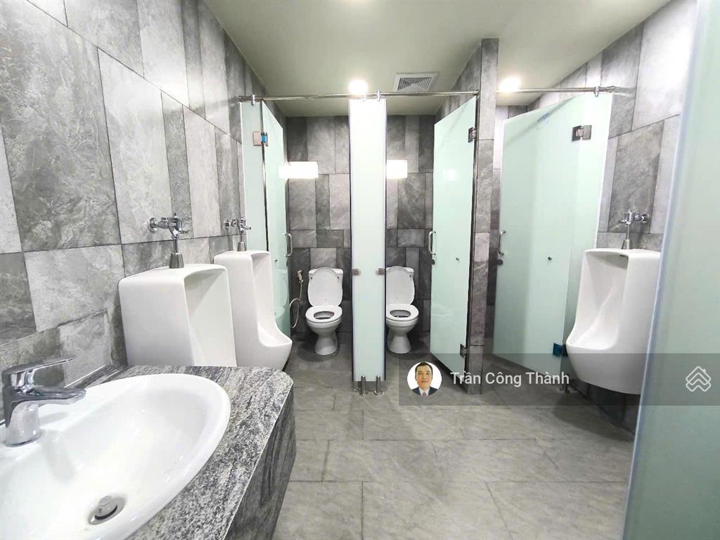 Văn phòng 131m2 giá 30,5 triệu/tháng full nội thất, miễn phí (điện, xe máy, wifi, phòng họp)