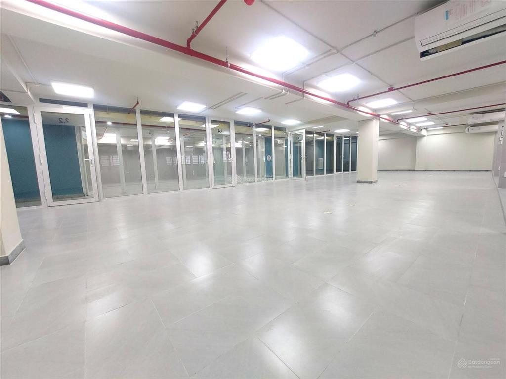 Văn phòng 131m2 giá 30,5 triệu/tháng full nội thất, miễn phí (điện, xe máy, wifi, phòng họp)