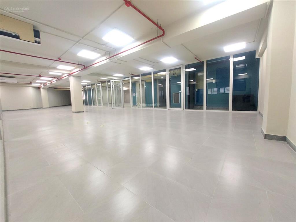 Văn phòng 131m2 giá 30,5 triệu/tháng full nội thất, miễn phí (điện, xe máy, wifi, phòng họp)