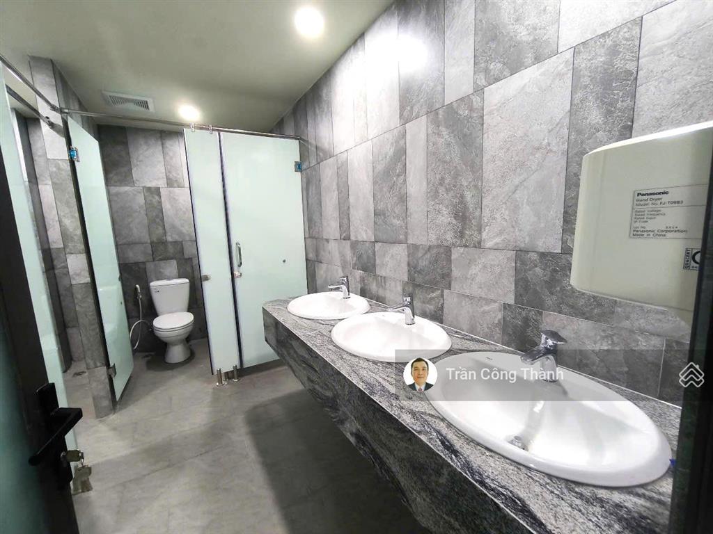 Văn phòng 131m2 giá 30,5 triệu/tháng full nội thất, miễn phí (điện, xe máy, wifi, phòng họp)