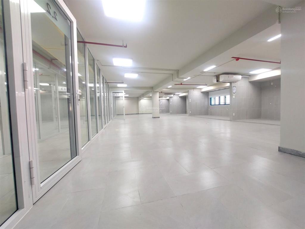 Văn phòng 131m2 giá 30,5 triệu/tháng full nội thất, miễn phí (điện, xe máy, wifi, phòng họp)