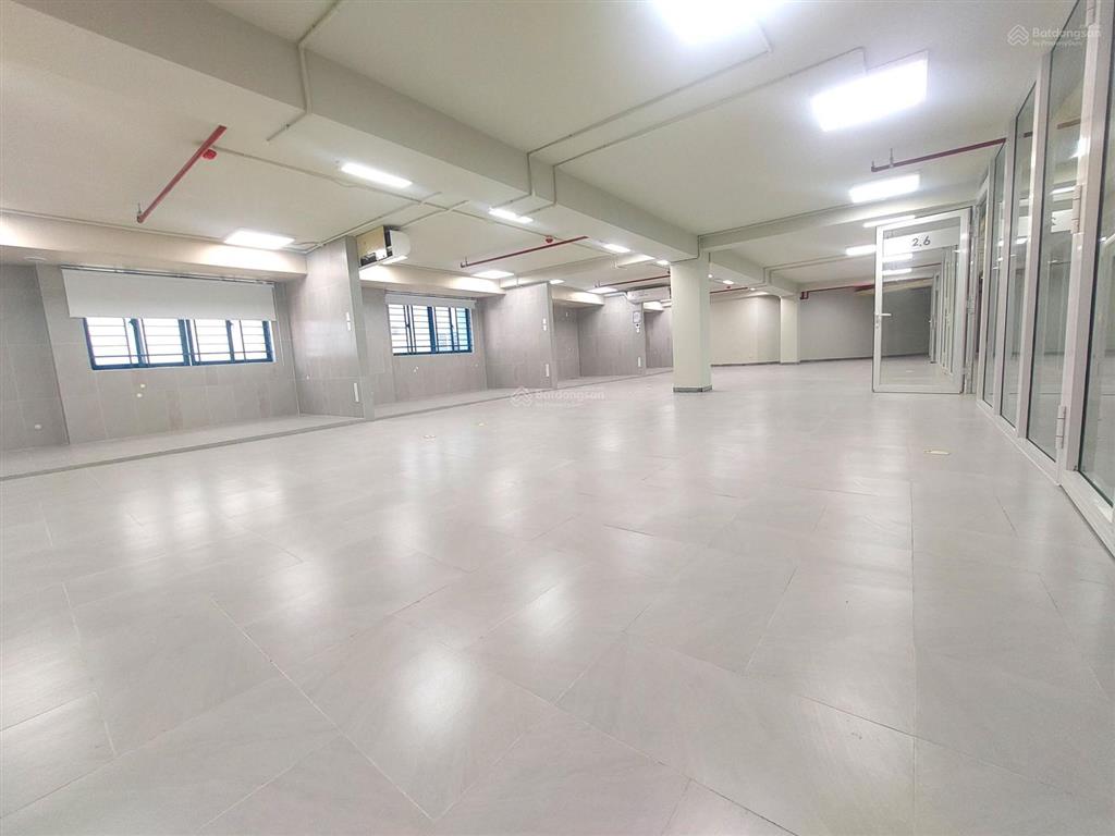 Văn phòng 131m2 giá 30,5 triệu/tháng full nội thất, miễn phí (điện, xe máy, wifi, phòng họp)