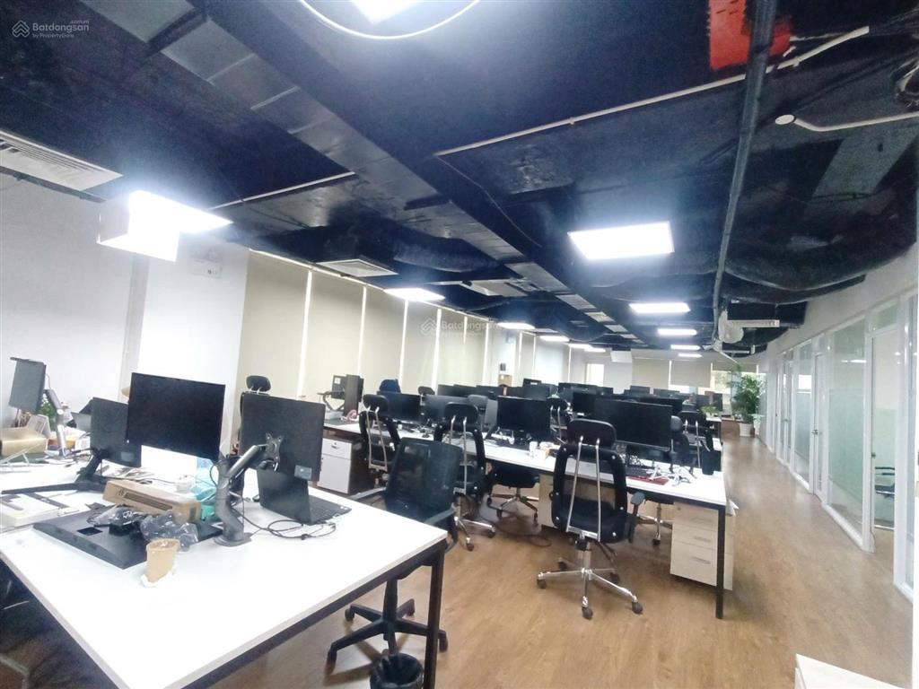 Văn phòng 225m2 giá 99 triệu/th (1 phòng duy nhất)