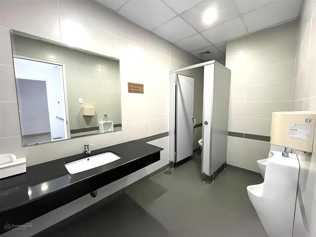 Văn phòng 225m2 giá 99 triệu/th (1 phòng duy nhất)