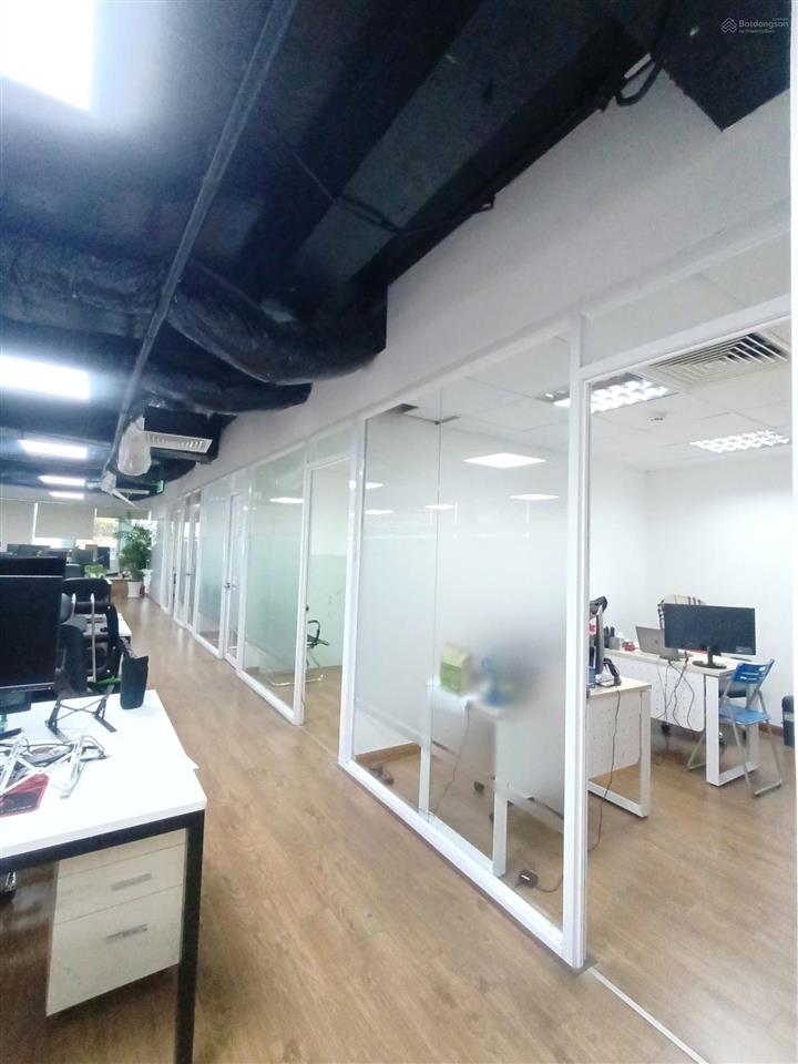 Văn phòng 225m2 giá 99 triệu/th (1 phòng duy nhất)