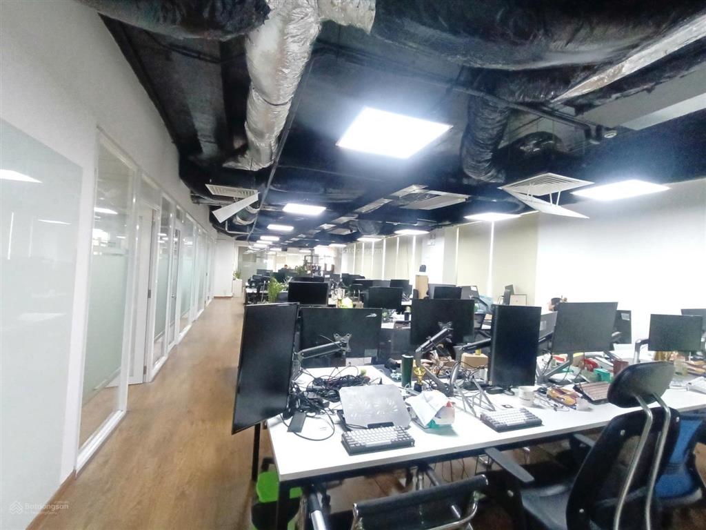 Văn phòng 225m2 giá 99 triệu/th (1 phòng duy nhất)
