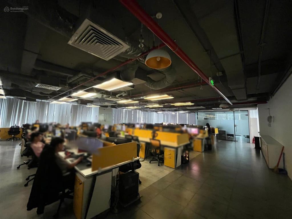 Văn phòng hạng a  680m2 (miễn phí nội thất cho 120 người) giá thấp hơn hạng b