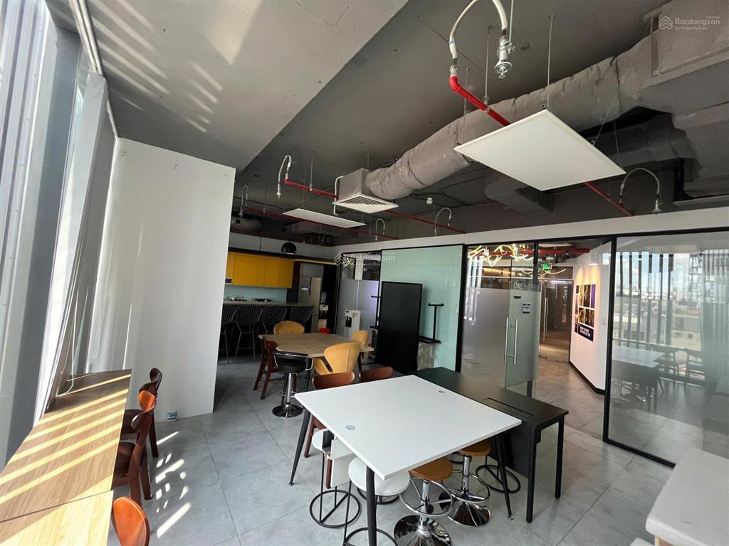 Văn phòng hạng a  680m2 (miễn phí nội thất cho 120 người) giá thấp hơn hạng b