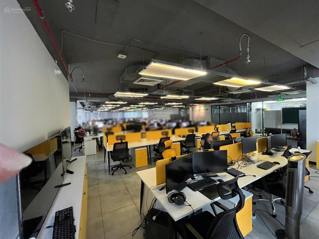 Văn phòng hạng a  680m2 (miễn phí nội thất cho 120 người) giá thấp hơn hạng b