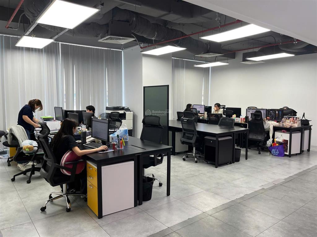 Văn phòng hạng a  680m2 (miễn phí nội thất cho 120 người) giá thấp hơn hạng b