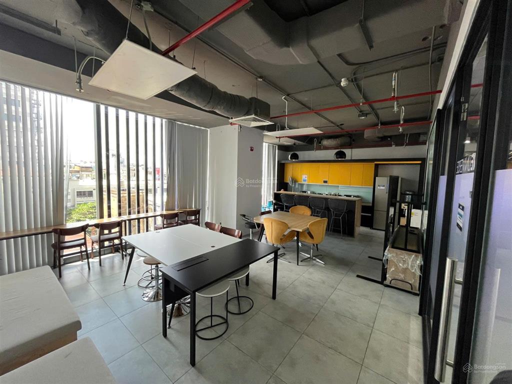 Văn phòng hạng a  680m2 (miễn phí nội thất cho 120 người) giá thấp hơn hạng b