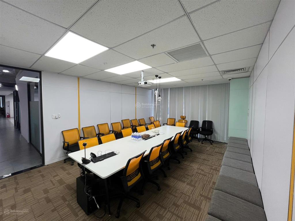 Văn phòng hạng a  680m2 (miễn phí nội thất cho 120 người) giá thấp hơn hạng b