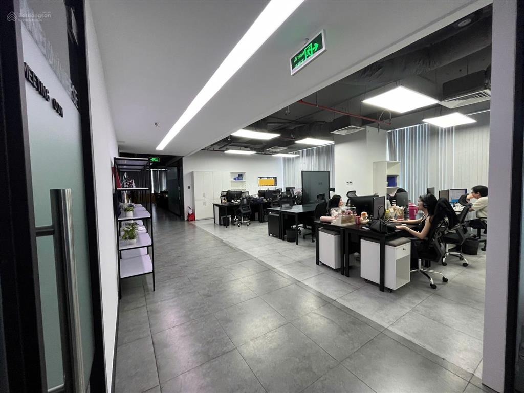 Văn phòng hạng a  680m2 (miễn phí nội thất cho 120 người) giá thấp hơn hạng b