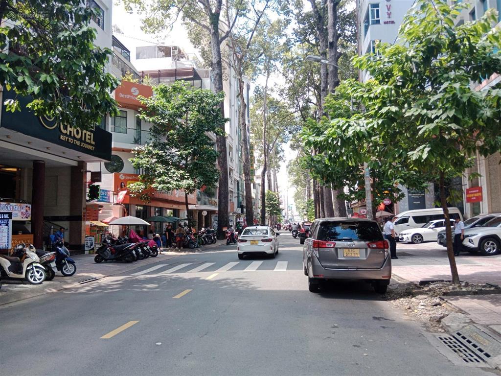 Bán nhà mặt tiền bùi thị xuân 8,5x17m, 8 tầng + st cho thuê 13000usd/th(~500tr/th) giá chỉ 135 tỷ
