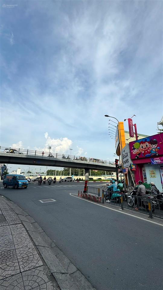 Bán nhà mặt tiền hoàng hoa thám 18x15m, cho thuê 90tr/tháng giá chỉ 37,5 tỷ