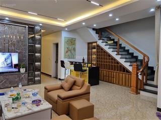 Diện tích đất 142m2, nhà ba tầng mặt sàn 105 m2, tổng diện tích nhà là 315 m2