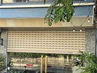 Mặt phố chính, thang máy, kinh doanh sầm uất các loại hình. khu vực trung tâm đi đâu cũng rất tiện,