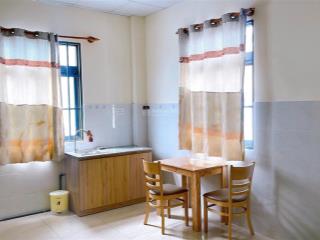 Studio cửa sổ trời lớn full nội thất có thang máy