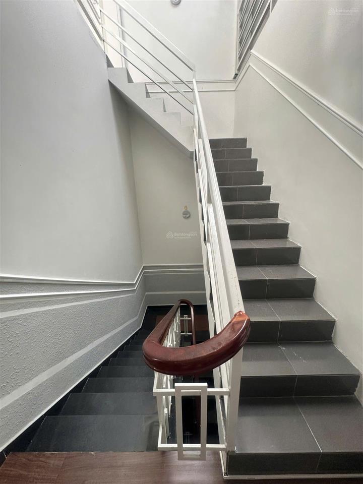 Tòa nhà trung tâm đà lạt cho thuê 500m2 có 3 tầng, 120 tr/tháng. kinh doanh ngân hàng, showroom lớn