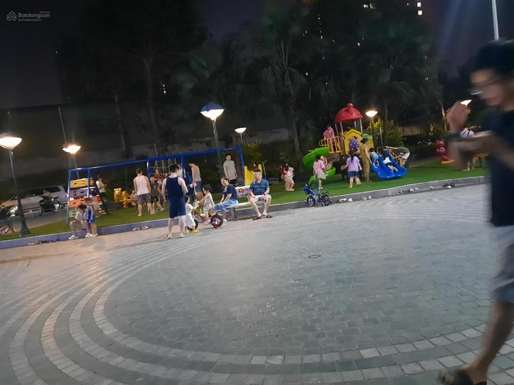 Cho thuê chung cư 176 định công, 71m2, 2 phòng ngủ 2 vệ sinh, sân chơi, bể bơi, đủ đồ, 12 triệu/th