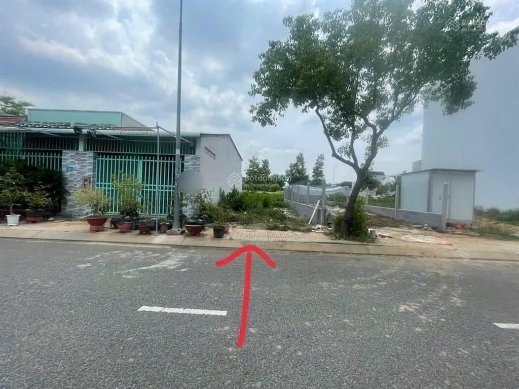 Sau lưng sân bóng,mt đường phùng há, sổ hồng riêng . dt 102m2 giá sang tên 580tr. alo 0843 378 ***