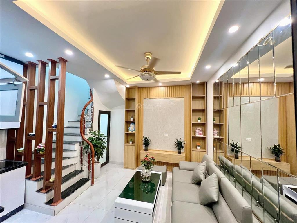 Đường láng, rẻ, đẹp, gần phố, ngõ thông dt 40/43 m2 * 5 tầng, dt tốt 15tr/tháng