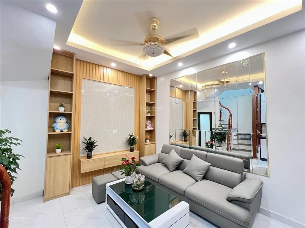 Hiếm, đường nguyễn trãi ô tô dừng đỗ vỉa hè 6 tầng thang máy thông sàn dt35m2*6 tầng, mt 4.5m