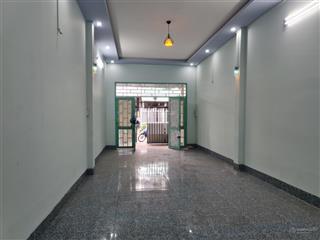Nhà 2 cổng, có cổng rào sân sau, vườn, bếp và hệ thống nước mưa 2 nhà vệ sinh 2 ban công trước sau