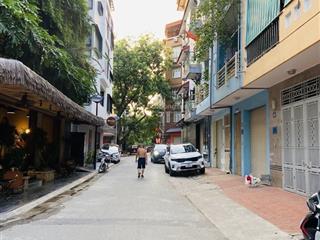 Nhà liền kề vừa ở vừa kinh doanh nhà tương đối mới chủ mới mua vê chỉ việc ở