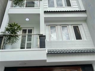 Cần bán nhà mới hẻm xe hơi bùi hữu nghĩa  cách quận 1 chỉ 200m. dt 5x11m vuông vức. trệt, 2 lầu.