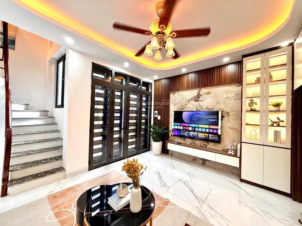 Hàng hiếm tại khương đình, chỉ nhỉnh 12 tỷ, dt45m2, 6 tầng, 4pn, 5wc với mt 4.5m2, full nội thất.
