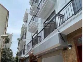 Bán nhà mới xây 3 tầng  khung cột bê tông mấy bước đến viện nhiệt đới gần cầu thăng long và kcn
