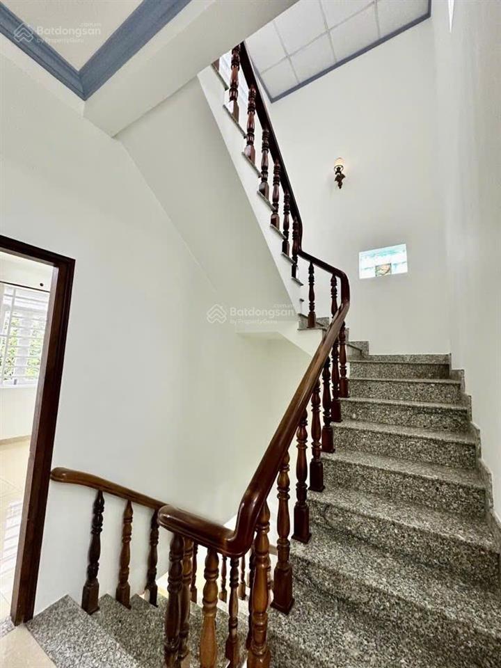 Nhà 3 lầu mới đẹp. hẻm xe hơi. thông số trên chuẩn 4.6x14m. ngay kha vạn cân thủ đức. chỉ 6.3 tỉ