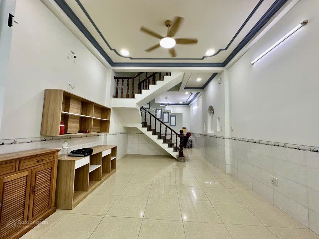 Nhà 3 lầu mới đẹp. hẻm xe hơi. thông số trên chuẩn 4.6x14m. ngay kha vạn cân thủ đức. chỉ 6.3 tỉ