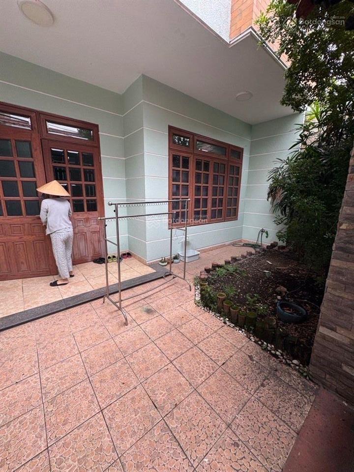 Nhà hiếm độc và lạ! sân trước rộng 27m2 bề ngang nhà lớn 6.7m khu vip cư xá kiến thiết q9, hcm