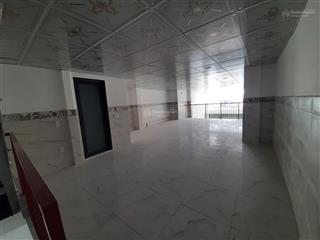 Văn phòng 104m2 đã chia ra làm 2 phòng và 1 ban công rộng phía trước.