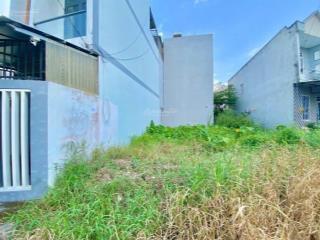 Lô đất đẹp kế bên trường thpt gò đen, 105m2/695tr, sổ riêng, thổ cư. mt đường bờ cua, bến lức