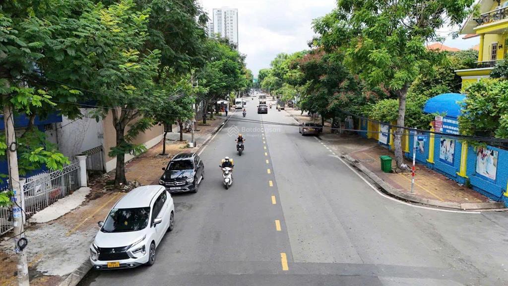 Lô đất biệt thự 3 mặt tiền khu compound dt 326m2 giá 110 tỷ vị trí cực hiếm